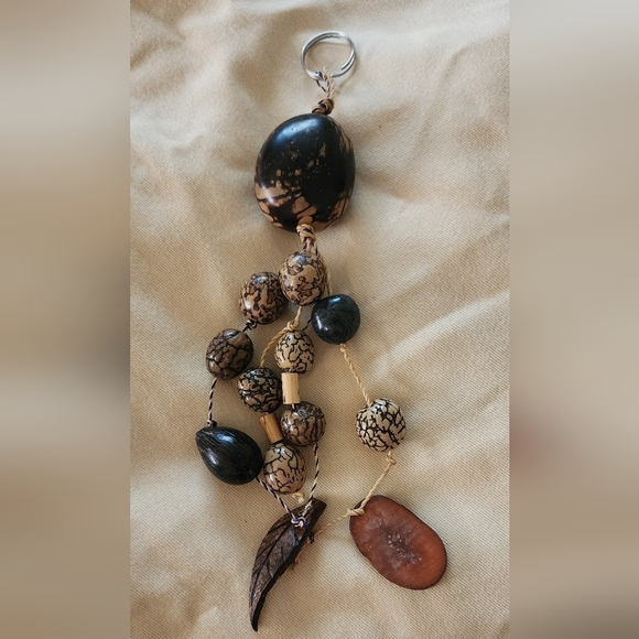 Natural nut shell Keychain - Picture 3 of 4